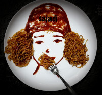 ماکارونی ساده (تزیین با سس قرمز)