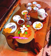 میزعصرونه وبرش خورده ازکیکم