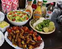 جوجه با سس باربیکیو-سالاد آووکادو-پوره سیب شیر