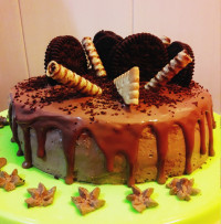 کیک با روکش خامه و شکلات