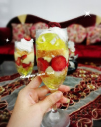 ترایفل میوه های تابستانی با پودینگ وانیلی