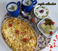 رشته پلو با مرغ ریش شده