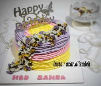 کیک خامه ای و گل طبیعی