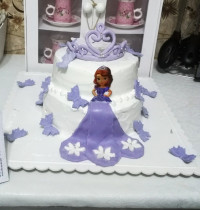 کیک اسفنجی باتزیین خامه وفوندانت ایده از azarakhshعزیز