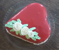 کیک اسفنجی با روکش سس براق ورق بزنید