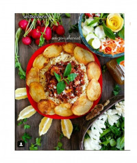 اسپاگتی به همراه سس گوشت و قارچ