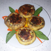 قارچ شکم پر با گوشت چرخ کرده