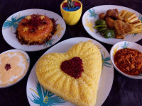 شکر پلو ته چین مرغ سبزیجات مرغ سوخاری ماست ترشی