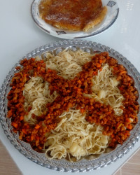 ماکارونی با ته دیگ سیب زمینی رنده شده