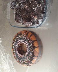 کیک دو رنگ گردویی و شکلات بیسکوئت