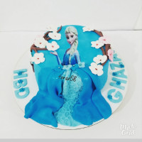 کیک خامه ای با تزیین فوندانت