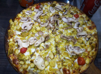 پیتزا مرغ تکه ای و قارچ