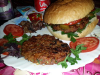 اینم از همبرگر زغالی که زحمت پختش همسری کشید.