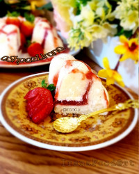 دسر شیرنارگیل با مغز پوره توت فرنگی