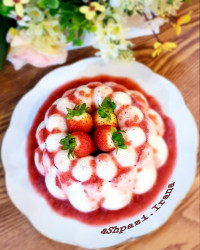 طرز تهیه دسر نارگیل با مغز پوره توت فرنگی