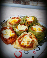 پاستا آشیانه ای با سس گوشت چرخ کرده مرغ