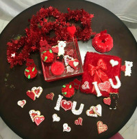 اینم پک کامل ولنتاین شامل:کاپ کیک،دسر،وکوکیهای مخصوص،کوکی قلب سوپرایزتقدیم به پاپیونیهای عزیز