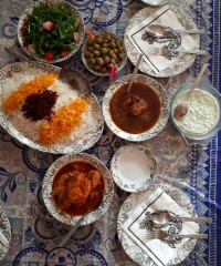 یه ناهار دو نفره . منو دوست عزیزم . فسنجون و زرشک پلو با مرغ و ماست خیار .