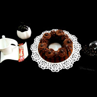 کیک شکلاتی طبقاتی با رزهای کرمی