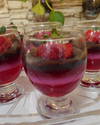 ژله توت فرنگی با دسر شکلاتیه فیت و فان