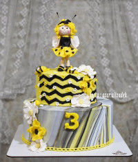 کیک زنبوری من که برای 3ماهگی خواهرزادم درست کردم?