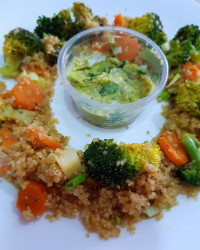 سالاد کینوا و سس آووکادو