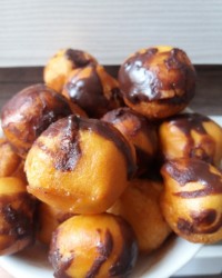 دونات (پیراشکی) توپی با رویه شکلاتی