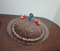 کیک تولدشکلاتی با کیک دورنگ