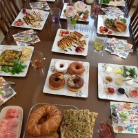میز صبحانه دورهمی با دوستان