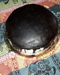 کیک اسفنجی پاپیون خامه کشی شده وشکلاتی توسط دخترم