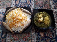 پلو و خورشت سیرقرمه . و ماهی کولی . یه غذای فوق العاده خوشمزه ی گیلان . جاتون سبز .