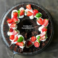 کیک شکلاتی با پف ده سانت