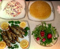 ماهی کولی سرخ شده و برنج قالبی و سالاد