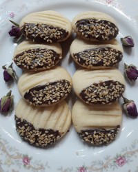 شیرینی چنگالی خوشمزه من تزیین باشکلات وکنجد