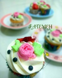 کاپ کیک اسفنجی با فیلینگ موز