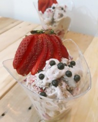 بستنی موز و توت فرنگی
