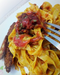 پاستای آشیانه ای با سس گوشت