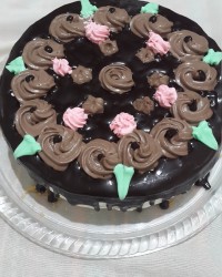 کیک با تزیین گاناش و خامه کاکاوییخ.