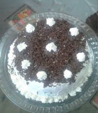 کـیـک هـمـراه بـا شـکلاتــ رنـده شــده