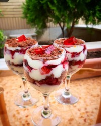 ترایفل گردو و توت فرنگی