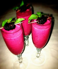 میلک شیک شاه توت.