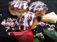 اولین پیراشکی کرم دار خوشمزه من تزیین با گاناش شکلاتی وسفید وکنجد