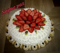 این شما واین کیک اسفنجی با تزیین توت فرنگی...