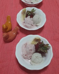 بستنی موز و توت فرنگی