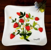 بوته ی توتفرنگی با عشوه ی آبیه