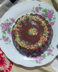 سلام دوستان پاپیونی عزیز این هم یه دسر شکلاتی خوشمزه تو بشقاب گل قرمزی وزیبا