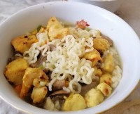 سوپ نودل و مرغ پر ادویه (ژاپنی)