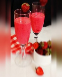 میلک شیک توت فرنگی.