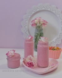 شیک موز توت فرنگی