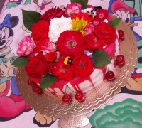 کیک شیفون سفارشی بافیلینگ موزوشکلات باتزئین گلهای طبیعی